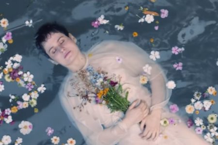 ASSISTA AO VÍDEO DA MÚSICA “COMME SI”, DE CHRISTINE AND THE QUEENS. FAIXA FAZ PARTE DO REPERTÓRIO DO ÁLBUM “CHRIS”