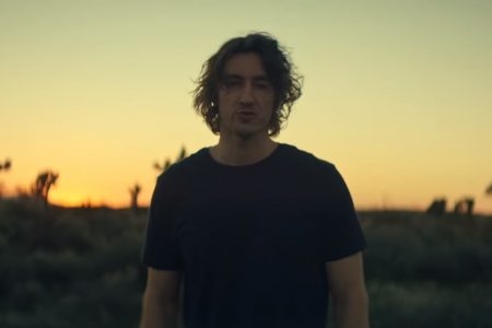 ASSISTA AO VIDEOCLIPE DO SINGLE “STAY AWAKE”, DO CANTOR DEAN LEWIS