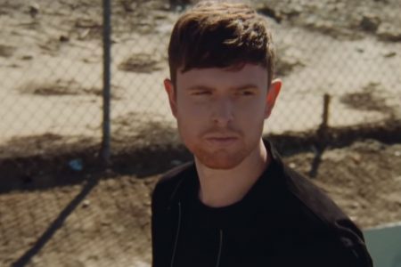 ASSISTA AO VIDEOCLIPE DE “BAREFOOT IN THE PARK”, DO CANTOR JAMES BLAKE EM PARCERIA COM A ESTRELA ESPANHOLA ROSALÍA