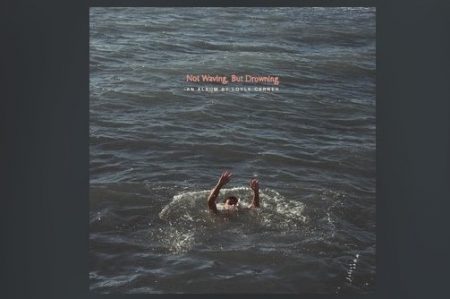 LOYLE CARNER LANÇA O ÁLBUM “NOT WAVING, BUT DROWING”, EM TODAS AS PLATAFORMAS DIGITAIS