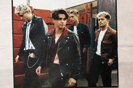 OUÇA, “RIGHT NOW”, NOVA MÚSICA DO THE VAMPS.  A FAIXA É PARTE DO NOVO EP, “MISSING YOU”, QUE JÁ ESTÁ EM PRÉ-VENDA