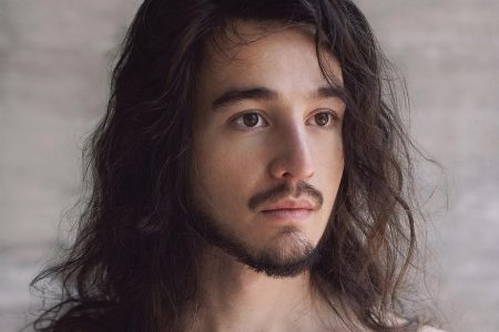 O CANTOR E COMPOSITOR TIAGO IORC LANÇA, DE SURPRESA, O ÁLBUM “RECONSTRUÇÃO”