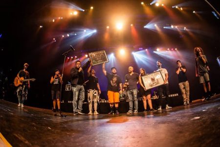 BANDA ATITUDE 67 RECEBE OS CERTIFICADOS DE PLATINA DUPLO E SINGLE DE OURO, EM SHOW NO ESPAÇO DAS AMÉRICAS (SP)