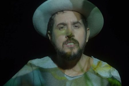 O VIDEOCLIPE DE “NA MÃO AS FLORES”, DO CANTOR RODRIGO SURICATO, JÁ ESTÁ DISPONÍVEL