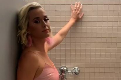 KATY PERRY DIVULGA VÍDEO CANTANDO “SMALL TALK”, AO VIVO, NO BANHEIRO