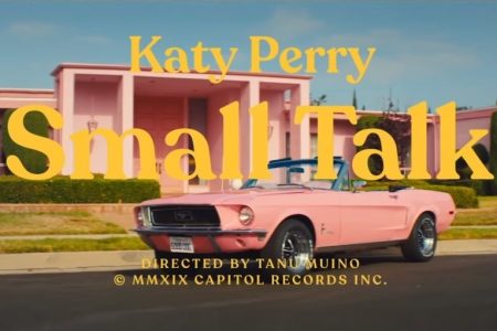 APÓS INUSITADA PERFORMANCE NO BANHEIRO, KATY PERRY APRESENTA O VÍDEO DE “SMALL TALK”