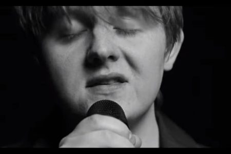 LEWIS CAPALDI LANÇA O VIDEOCLIPE DE SEU NOVO SINGLE, “HOLD ME WHILE YOU WAIT”. ASSISTA AGORA!