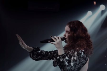 A CANTORA CAROL BIAZIN DISPONIBILIZA A MÚSICA E VIDEOCLIPE DE “SUAS LINHAS”