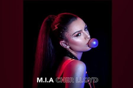 A CANTORA E COMPOSITORA BRITÂNICA CHER LLOYD APRESENTA SEU NOVO SINGLE, “M.I.A.”