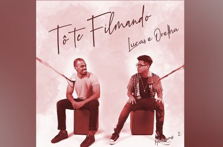 O DUO LUCAS E ORELHA APRESENTA SUA VERSÃO DA MÚSICA “TÔ TE FILMANDO (SORRIA)”, CLÁSSICO DE OS TRAVESSOS