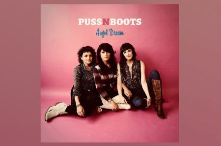 COMPOSTO POR NORAH JONES, SASHA DOBSON E CATHERINE POPPER, O TRIO PUSS N BOOTS APRESENTA MAIS UMA FAIXA DO EP “DEAR SANTA…”. CONFIRA “ANGEL DREAM”