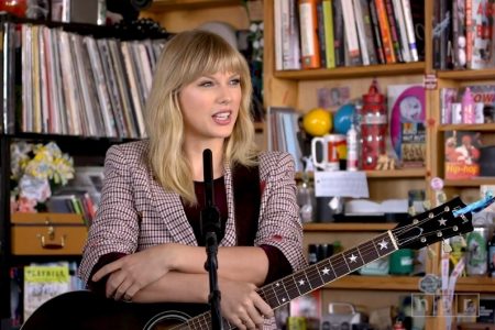 TAYLOR SWIFT FAZ APRESENTAÇÃO INTIMISTA NO PROGRAMA TINY DESK CONCERT, DA NPR (NACIONAL PUBLIC RADIO)