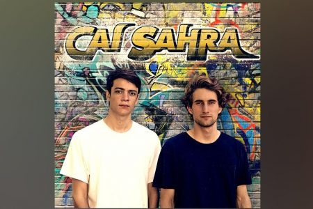 O DUO CAI SAHRA LANÇA O EP HOMÔNIMO EM TODOS OS APLICATIVOS DE MÚSICA. ASSISTA AO VÍDEO DE “ONTEM À NOITE”, COM A PARTICIPAÇÃO DE LUCAS E ORELHA