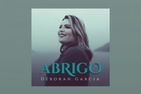 VENCEDORA DO CONCURSO “SUA VOZ”, PROMOVIDO PELA PLATAFORMA BRADESCO MUSIC, A CANTORA DÉBORAH GARCIA APRESENTA SUA FAIXA DE ESTREIA, “ABRIGO”