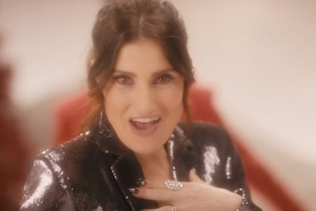 IDINA MENZEL APRESENTA O VÍDEO DE “I GOT MY LOVE TO KEEP ME WARM”, COM A PARTICIPAÇÃO DE BILL PORTER