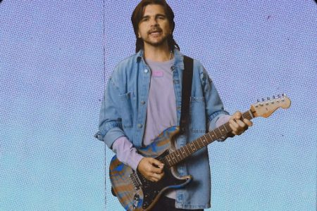 ELEITO PERSONALIDADE DO ANO PELO GRAMMY® LATINO, JUANES APRESENTA O VIDEOCLIPE DE “MÁS FUTURO QUE PASSADO”