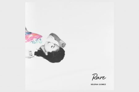 A VERSÃO FÍSICA DO ÁLBUM “RARE”, DE SELENA GOMEZ, É DISPONIBILIZADA NAS PRINCIPAIS LOJAS DO PAÍS