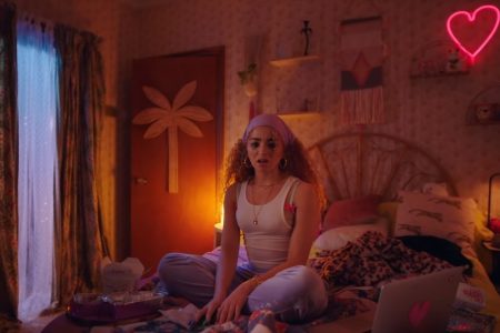 ASSISTA AO CLIPE DA CANÇÃO “NEW ME”, NOVO SINGLE DA CANTORA ELLA EYRE