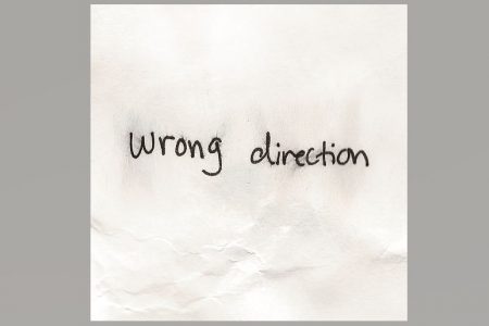 A CANTORA E ATRIZ HAILEE STEINFELD LANÇA NOVA FAIXA, “WRONG DIRECTION”. CONFIRA AGORA O LYRIC VIDEO