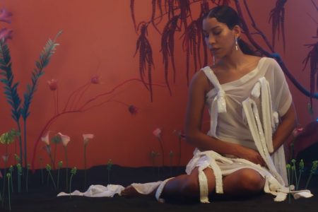 A RENOMADA CANTORA E COMPOSITORA CHARLOTTE DOS SANTOS DISPONIBILIZA A CANÇÃO “HELIO”. ASSISTA TAMBÉM AO VIDEOCLIPE