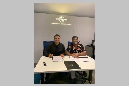 SENSAÇÃO DO FUNK, MC DU BLACK ASSINA CONTRATO COM A UNIVERSAL MUSIC