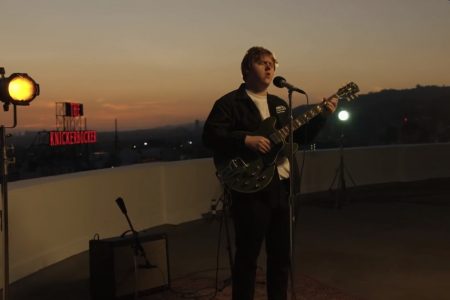 ASSISTA AO VÍDEO DE “BEFORE YOU GO (LIVE FROM THE CAPITOL ROOFTOP)”, DE LEWIS CAPALDI