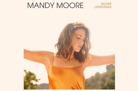 A CANTORA, COMPOSITORA E ATRIZ MANDY MOORE LANÇA O ÁLBUM “SILVER LANDINGS”, QUE MARCA SEU RETORNO AOS PALCOS