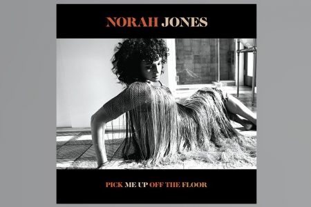 CHEGA ÀS PRINCIPAIS LOJAS DO PAÍS A VERSÃO FÍSICA DO ÁLBUM “PICK ME UP OFF THE FLOOR”, DE NORAH JONES