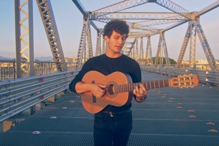 COM CLIPE INTIMISTA, BRYAN BEHR LANÇA “EU TE AMO”, EM VOZ E VIOLÃO