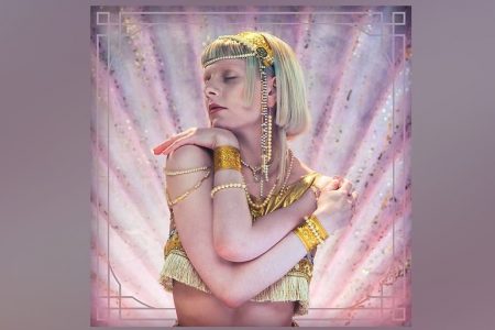 A CANTORA NORUEGUESA AURORA ACABA DE LANÇAR “EXIST FOR LOVE”, SEU NOVO SINGLE