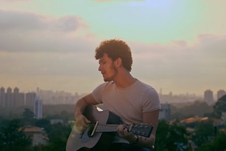 O CANTOR BRYAN BEHR CANTA O FIM DO AMOR EM “BEM QUE ME AVISEI”