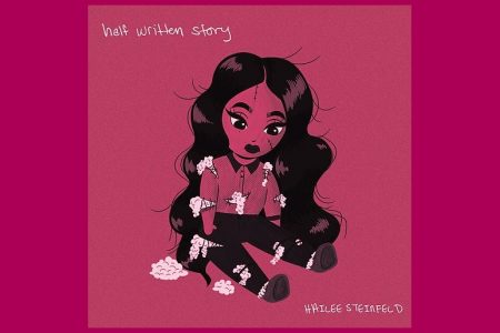 A CANTORA E ATRIZ HAILEE STEINFELD APRESENTA O EP “HALF WRITTEN STORY”