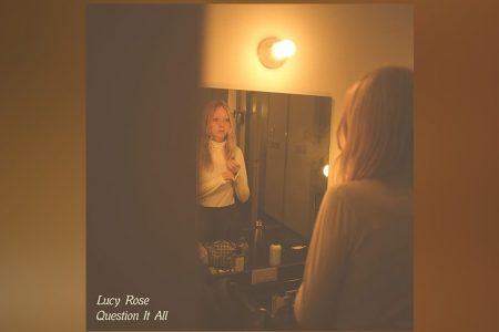 A CANTORA E COMPOSITORA BRITÂNICA LUCY ROSE FAZ UM LANÇAMENTO DUPLO COM AS FAIXAS “QUESTION IT ALL” E “WHITE CAR”