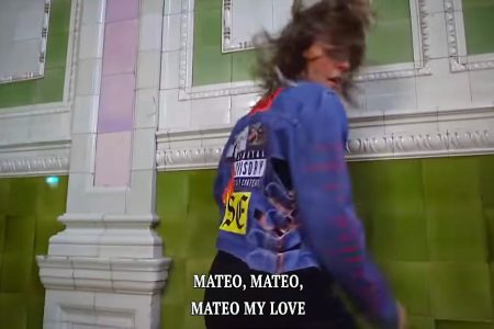 TOVE LO ACABA DE APRESENTAR O LYRIC VIDEO DE “MATEO”. A CANTORA AINDA ESTÁ CONVOCANDO OS FÃS PARA ENVIAREM VÍDEOS FAZENDO LIP SYNC DA FAIXA