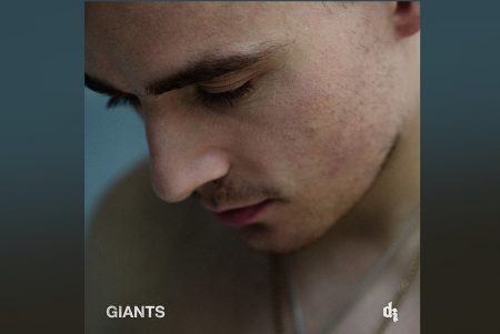 DERMOT KENNEDY DISPONIBILIZA A FAIXA “GIANTS” EM TODOS OS APLICATIVOS DE MÚSICA