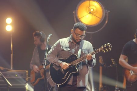 O CANTOR ELI SOARES ESTREIA HOJE O CLIPE DE “O ESPÍRITO DO SENHOR”