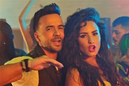 O CLIPE DE “ÉCHAME LA CULPA”, PARCERIA DE LUIS FONSI COM DEMI LOVATO, ACABA DE SUPERAR A MARCA DE 2 BILHÕES DE VIEWS NO YOUTUBE