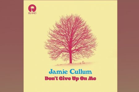 O CANTOR JAMIE CULLUM LANÇA A CANÇÃO “DON’T GIVE UP ON ME”. ASSISTA TAMBÉM AO VIDEOCLIPE