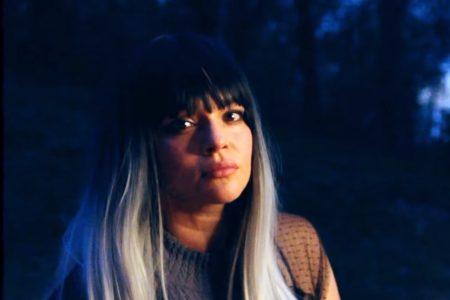 ASSISTA AO VIDEOCLIPE DE “FLAME TWIN”, NOVO SUCESSO DE NORAH JONES