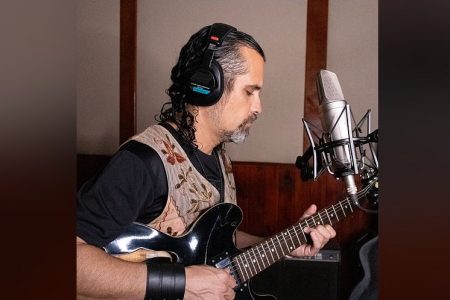 O CANTOR E MUSICISTA PAUL ROCK REVISTA A CLÁSSICA “POR QUEM OS SINOS DOBRAM”, DE RAUL SEIXAS. ASSISTA TAMBÉM AO VIDEOCLIPE