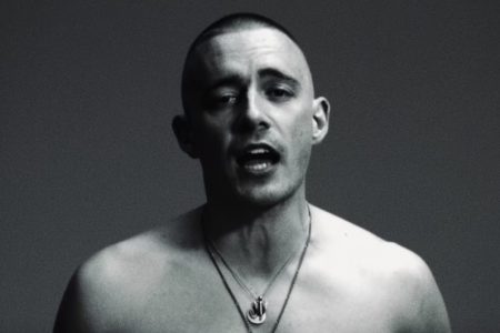 O CANTOR DERMOT KENNEDY APRESENTA UM VÍDEO ALTERNATIVO PARA O HIT “GIANTS”