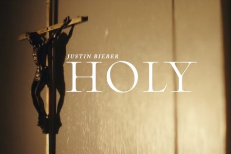 ASSISTA AO VÍDEO PERFORMANCE DE “HOLY”, NOVO HIT COLABORATIVO DE JUSTIN BIEBER E CHANCE THE RAPPER