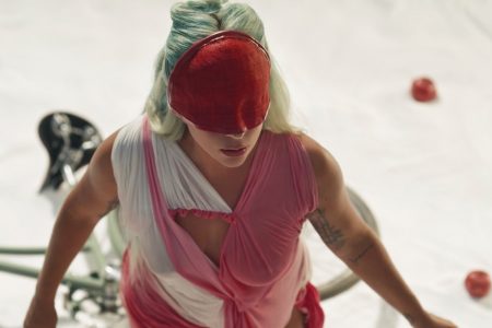 LADY GAGA LANÇOU UM CURTA-METRAGEM SURPREENDENTE PARA “911”, DIRIGIDO POR TARSEM SINGH