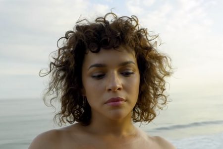 ASSISTA AO VIDEOCLIPE DE “HURTS TO BE ALONE”, DE NORAH JONES