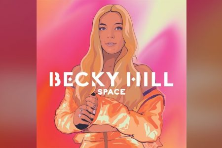 A CANTORA BRITÂNICA BECKY HILL APRESENTA “SPACE”, SUA NOVA FAIXA