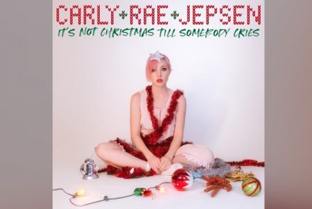 EM CLIMA DE NATAL, CARLY RAE JEPSEN APRESENTA A CANÇÃO “IT’S NOT CHRISTMAS TIL SOMEBODY CRIES”