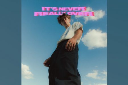 JOHNNY ORLANDO LANÇA “IT’S NEVER REALY OVER”, SEU SEGUNDO EP