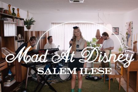 O HIT VIRAL “MAD AT DISNEY”, NOVO SINGLE DE SALEM ILESE, GANHA UM VÍDEO GRAVADO AO VIVO