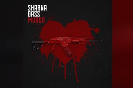 CONHEÇA A CANTORA BRITÂNICA SHARNA BASS, QUE APRESENTA A MÚSICA “MURDA”