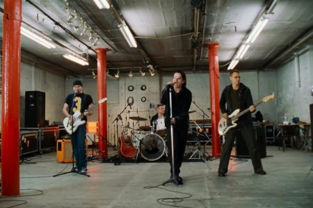 ASSISTA AO VIDEOCLIPE DE “WALK ON”, DO U2, NA VERSÃO ASSINADA POR LIZ FRIEDLANDER